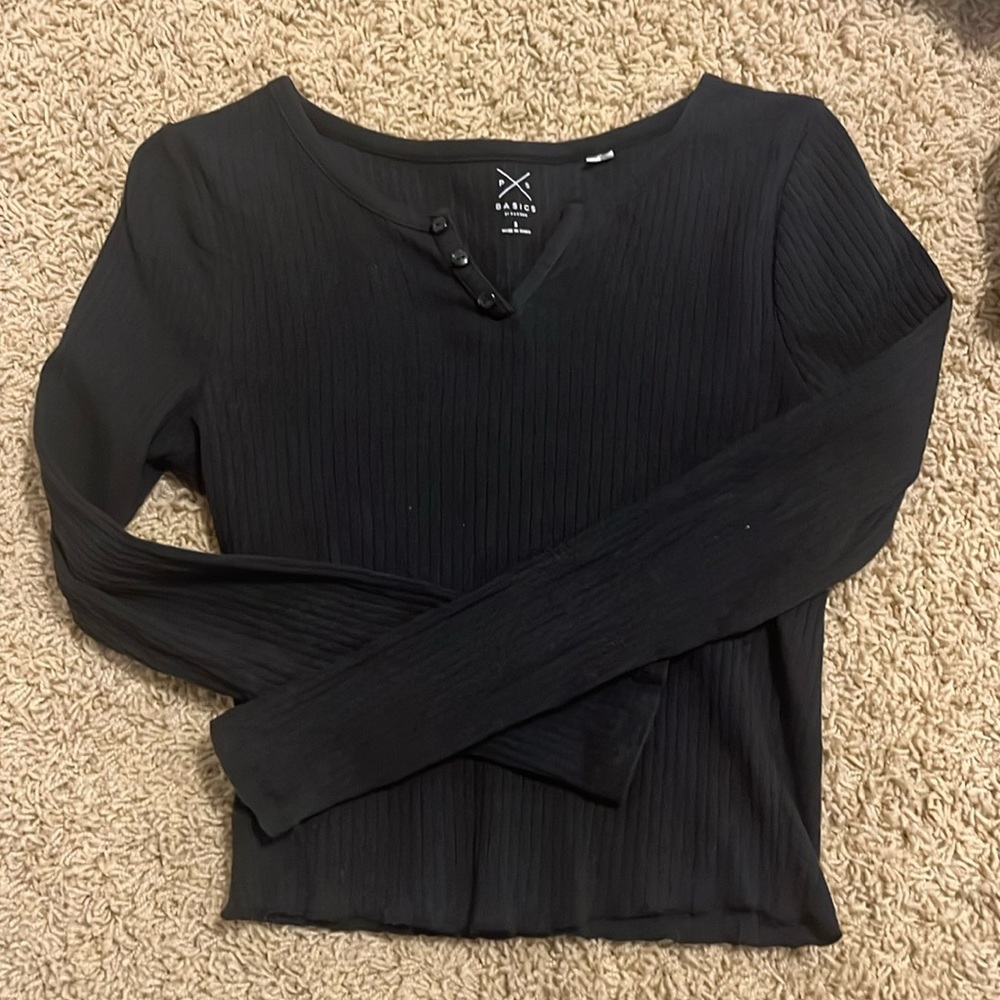 Small long-sleeved cropped v-neck Pacsun top
